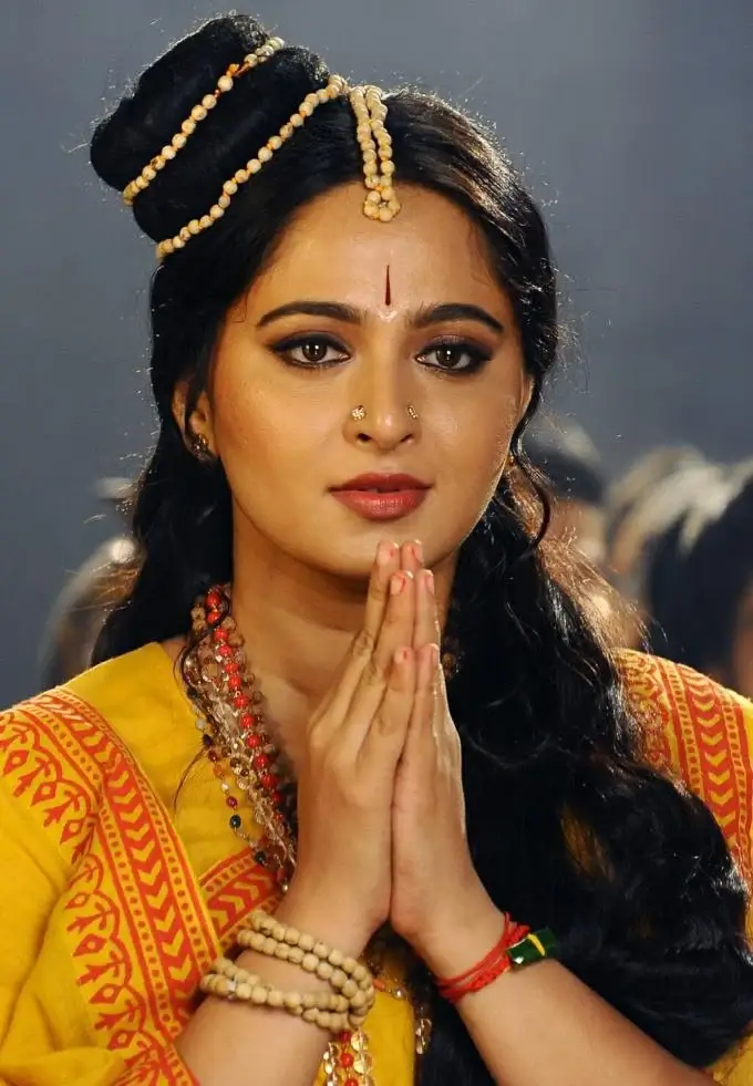 South Indian Beauty Queen Anushka Shetty Face Closeup